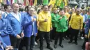 Ketua Umum Partai Golkar Airlangga Hartarto, Ketua Umum Partai Amanat Nasional (PAN) Zulkifli Hasan dan Ketua Umum PPP Suharso Monoarfa yang tergabung dalam Koalisi Indonesia Bersatu (KIB) saat jalan bersama menuju Gedung KPU RI, Jakarta Pusat, Rabu (10/8/2022). Kedatangan ketiga petinggi KIB tersebut terlihat mesra saat jalan bersama menuju Gedung KPU. (merdeka.com/Iqbal S Nugroho)