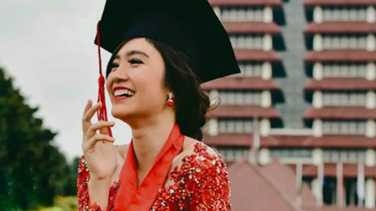 [Bintang] Cantik dan Anggun, Ini Potret Febby Rastanty Saat Wisuda