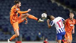 Gelandang Juventus, Adrien Rabiot, berebut bola dengan pemain Porto, Jesus Corona, pada laga Liga Champions di Stadion Dragao, Kamis (18/2/2021). Porto menang dengan skor 2-1. (AP/Luis Vieira)