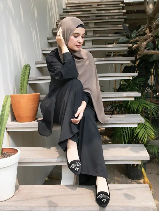 Penampilan Shireen Sungkar dengan busana tanpa motif satu ini juga bisa ditiru. Bahkan, gamis serta sepatu berwarna hitam yang dipadukan hijab coklat ini mampu membuat penampilan Shireen terlihat anggun. (Liputan6.com/IG/@shireensungkar)