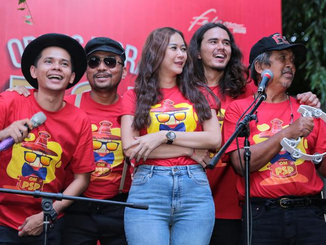 Dikeroyok Komika Di Pancaran Sinar Pretromak Aura Kasih Bahagia News Entertainment Fimela Com