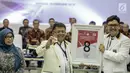 Presiden Partai Keadilan Sejahtera (PKS) Sohibul Iman (tengah) mendapatkan nomor 8 sebagai peserta pemilu 2019 saat pengundian nomor urut parpol di kantor KPU, Jakarta, Minggu (19/2). (Liputan6.com/Faizal Fanani)
