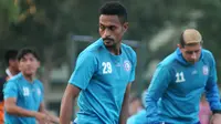 Marko Kabiay berpeluang menjalani debut di Arema FC, di depan mantan pelatih. (Bola.com/Iwan Setiawan)