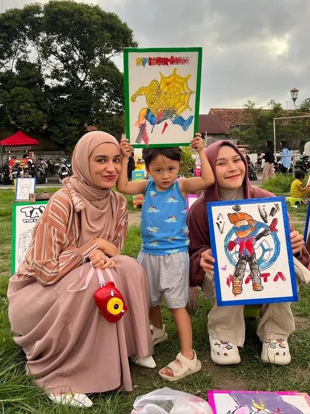 7 Potret Shireen Sungkar dan Zaskia Adya Mecaa Seru Main di Alun-Alun Jogja