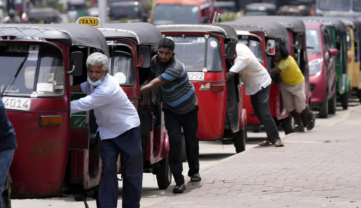 Pengemudi bajaj antre untuk membeli bahan bakar dekat sebuah SPBU di Kolombo, Sri Lanka, 13 April 2022. PM Sri Lanka mengatakan akan mendengarkan ide-ide pengunjuk rasa untuk menyelesaikan tantangan ekonomi, sosial, dan politik yang dihadapi negara. (AP Photo/Eranga Jayawardena)