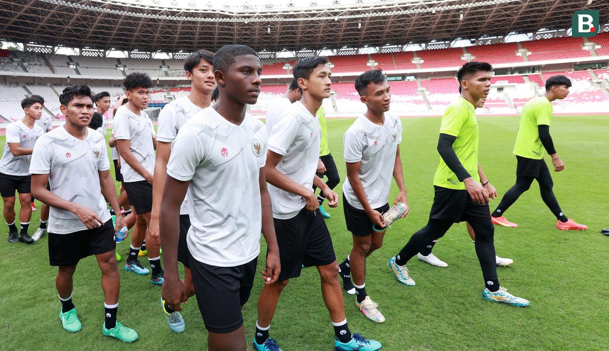 Para pemain Timnas Indonesia U-20 setelah pembubaran skuad di Stadion Utama Gelora Bung Karno (SUGBK), Jakarta Pusat, Sabtu (1/4/2023). (Bola.com/M Iqbal Ichsan)