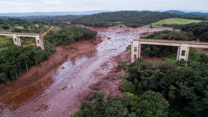 Jembatan runtuh akibat banjir yang dipicu jebolnya bendungan di Brumadinho, Brasil, Jumat (25/1). Sembilan orang dipastikan meninggal dunia, sementara 200 lainnya dinyatakan hilang. (Bruno Correia/Nitro via AP)