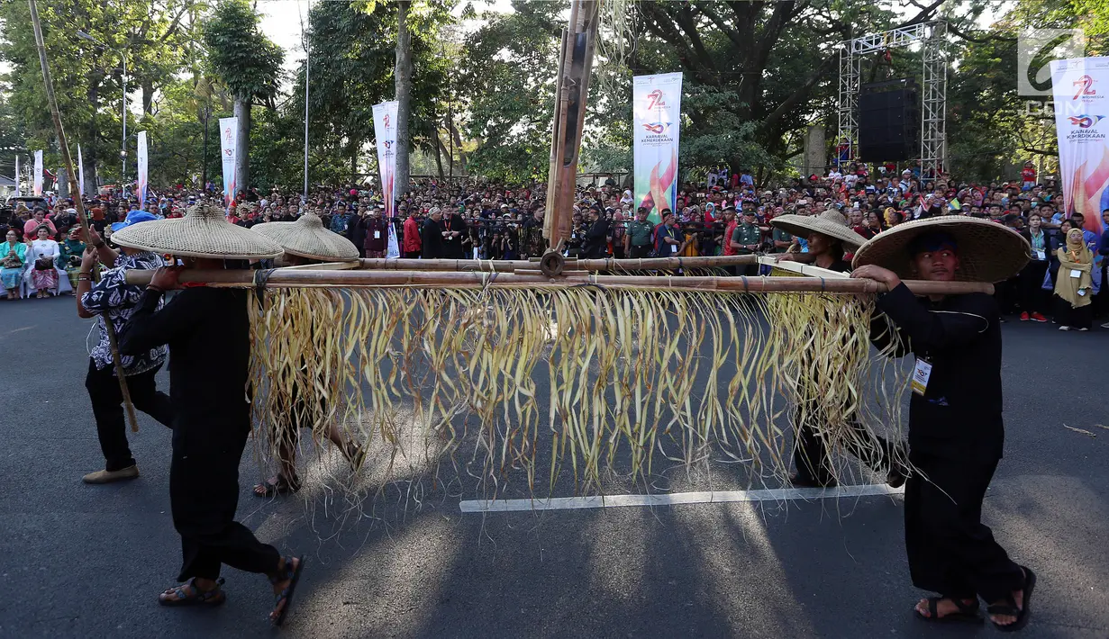 Peserta mengikuti parade Karnaval Kemerdekaan Pesona Parahyangan dalam rangka puncak peringatan HUT Kemerdekaan ke-72 Republik Indonesia di Bandung, Sabtu (26/8). Karnaval mengusung tema "Nyalakan Api Semangat Kerja Bersama". (Liputan6.com/Johan Tallo)