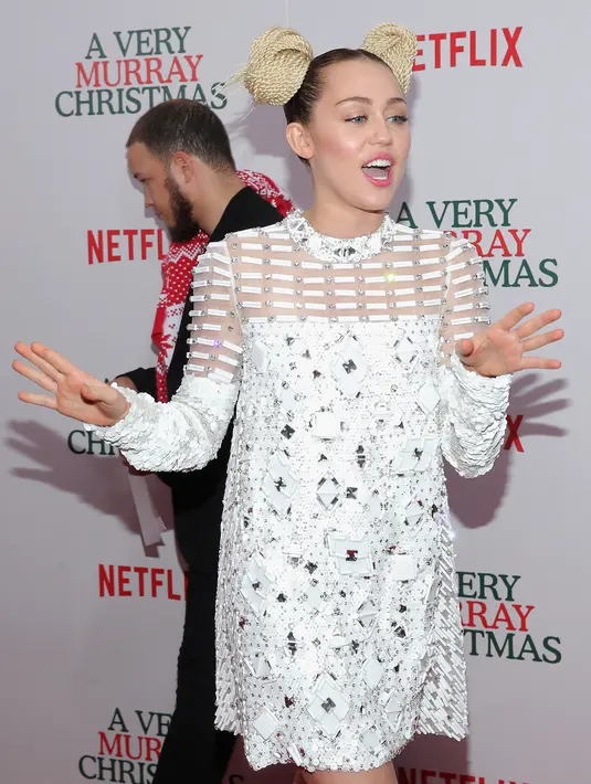 Penyanyi asal Amerika Serikat ini baru saja berbagi pengalamannya usai dirinya dicakar kucing peliharaan yang masih bersifat liar. Miley pun mengunggah foto foto tersebut ke akun jejaring instagram miliknya. (AFP/Bintang.com)