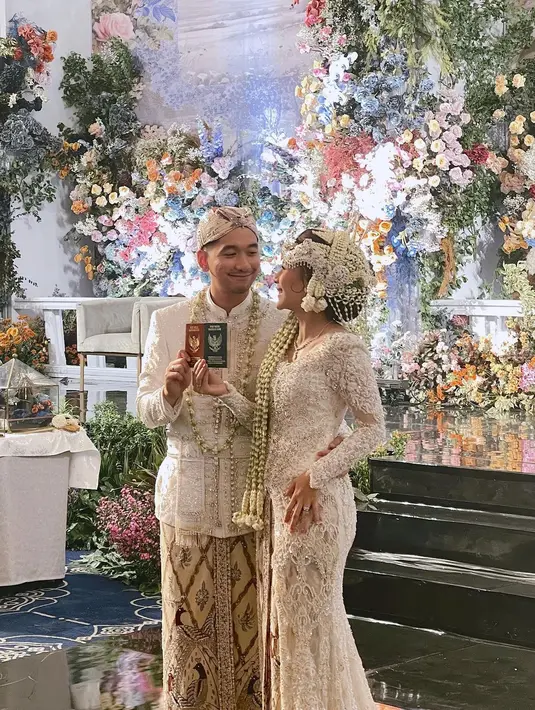 Adinda Thomas dan Raka Akmal kini tentu tengah diselimuti kebahagiaan. Keduanya akhirnya resmi menikah setelah sebelumnya dilamar pada 7 Mei 2023. [Foto: Instagram/fitaanggriani]