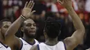 Para pemain Utah Jazz merayakan keberhasilan mencetak poin saat melawan Houston Rockets pada playoff game kedua NBA basketball di Toyota Center, Houston, (2/5/2018). Utah Jazz menang 116-108. (AP/Eric Christian Smith)