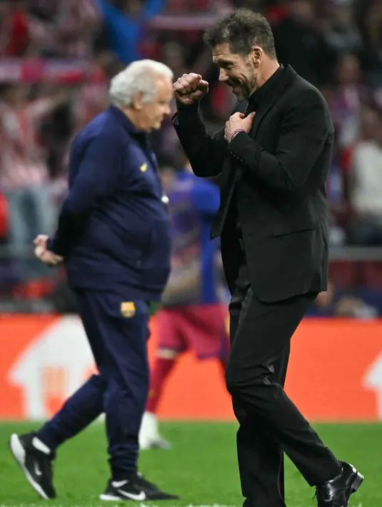 Unggul agregat 3-2 atas Barcelona memastikan langkah tim racikan pelatih Diego Simeone ini ke semifinal Liga Champions 2025/2026. Tampak dalam foto, pelatih Atletico Madrid, Diego Simeone (kanan) merayakan merayakan kemenangan di akhir pertandingan leg kedua perempat final Liga Champions 2025/2026 melawan FC Barcelona di Stadion Metropolitano, Madrid pada Selasa 14 April 2026 waktu setempat atau Rabu (15/4/2026) dini hari WIB. (Javier SORIANO/AFP)
