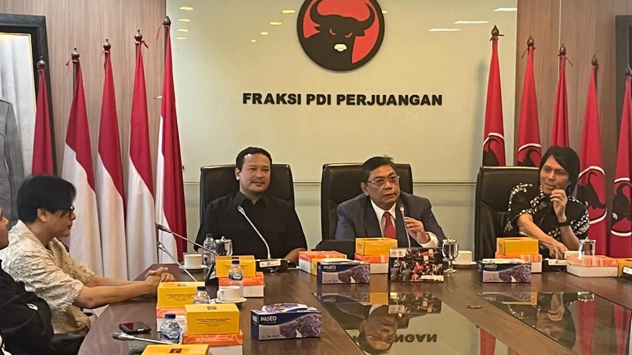 Pengurus Vibrasi Suara Indonesia (VISI) yang diwakili musisi Armand Maulana dan Nazril Irham atau Ariel NOAH melakukan audiensi dengan Fraksi PDIP DPR RI, Senin (10/11/2025) (Istimewa)