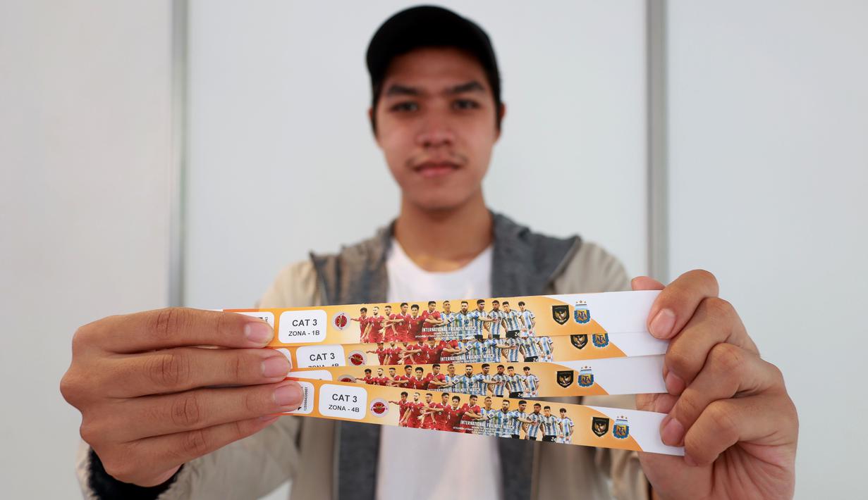 Calon penonton menunjukkan tiket pertandingan FIFA Matchday 2023 antara Timnas Indonesia melawan Argentina di Wisma Serbaguna GBK, Sabtu (17/6/2023). Penukaran tiket masih akan dibuka hingga besok, Minggu (18/6/2023) mulai dari pukul 10.00-17.00 WIB di lokasi yang sama. (Bola.com/M Iqbal Ichsan)