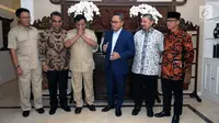 Ketua Umum Partai Gerindra Prabowo Subianto (ketiga kiri) memberi hormat saat berkunjung ke kediamanKetua MPR yang juga Ketua Umum PAN, Zulkifli Hasan, Jakarta, Senin (25/6). Pertemuan berlangsung tertutup. (Liputan6.com/Helmi Fithriansyah)