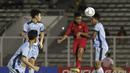 Striker Timnas Indonesia U-16, Ruy Arianto, berebut bola atas dengan pemain Kepulauan Mariana Utara pada laga babak Kualifikasi Piala AFC U-16 2020 di Stadion Madya, Jakarta, Rabu (18/9). Indonesia menang 15-1. (Bola.com/Yoppy Renato)