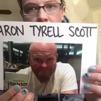 Dengan tangan gemetaran, wanita ini menceritakan bagaimana pelecehan seksual yang dilakukan oleh suaminya terhadap anaknya.