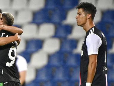 Pemain Sassuolo, Filip Djuricic dan Francesco Caputo merayakan gol ke gawang Juventus pada laga Serie A di Stadion Mapei, Rabu (15/7/2020). Kedua tim bermain imbang 3-3. (Massimo Paolone/LaPresse via AP)