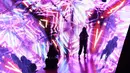 Orang-orang menikmati pameran lentera yang diadakan di Changying Century City di Changchun, ibu kota Provinsi Jilin, China timur laut (26/6/2020). Lentera warna-warni dinyalakan di Changying Century City selama hari libur Festival Perahu Naga. (Xinhua/Zhang Nan)