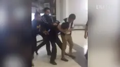 Seorang WNA asal China menolak diperiksa petugas Bea Cukai Bandara Soekarno-Hatta. Petugas terpaksa membawa paksa WNA tersebut untuk diperiksa karena mengamuk