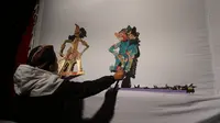 Rafifkana Padmonojati Menjadi Dalang Wayang Kulit pada Nuit Blanche 2019 di Toronto, Kanada (5/10/2019) (Liputan6.com/KJRI Toronto)