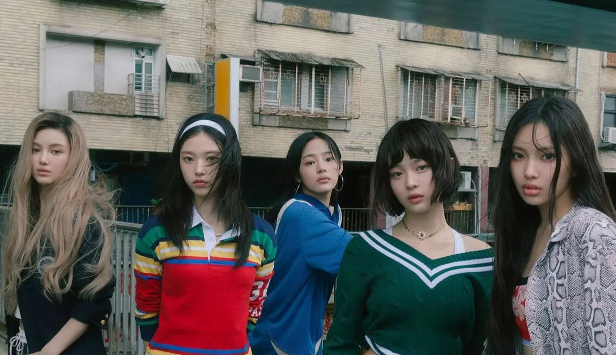 Biasa tampil dengan rambut panjang atau sebahu, Hanni kini bikin pangling dengan perubahan gaya rambutnya. [@newjeans_official]