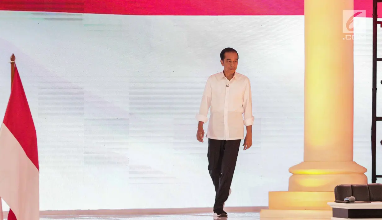 Capres nomor urut 01 Joko Widodo atau Jokowi hadir dalam debat kedua Pilpres 2019 di Hotel Sultan, Jakarta, Minggu (17/2). Dalam debat kedua ini tidak ada kisi-kisi. (Liputan6.com/Faizal Fanani)