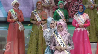 Siti Azhari selaku Puteri Muslimah 2016 menyematkan mahkota  Puteri Muslimah Indonesia 2017 kepada finalis asal Jepara, Syifa Fatimah (19) pada malam puncak penobatan di Studio 6 Emtek City, Jakarta, Senin (9/5). (Liputan6.com/Herman Zakharia)