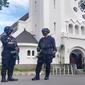 Personel Brimob dengan senjata lengkap dalam pengamanan di Katedral Ijen, Kota Malang, saat ibadah paskah pada April 2021 (Liputan6.com/Zainul Arifin)
