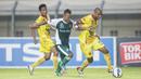 Striker Sriwijaya FC, Hilton Moreira, berusaha melewati pemain PS TNI, Wawan Febrianto, pada laga Piala Bhayangkara di Stadion Si Jalak Harupat, Bandung, Minggu (20/3/2016). Sriwijaya FC berhasil menang 2-1 atas PS TNI. (Bola.com/Vitalis Yogi Trisna)