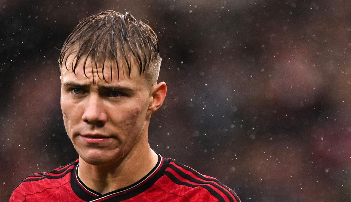 <p>Ekspresi kecewa pemain Manchester United, Rasmus Hojlund saat laga lanjutan Liga Inggris 2023/2024 antara Manchester United melawan Crystal Palace di Old Trafford, Manchester, Inggris, 30 September 2023. (AFP/Oli Scarff)</p>