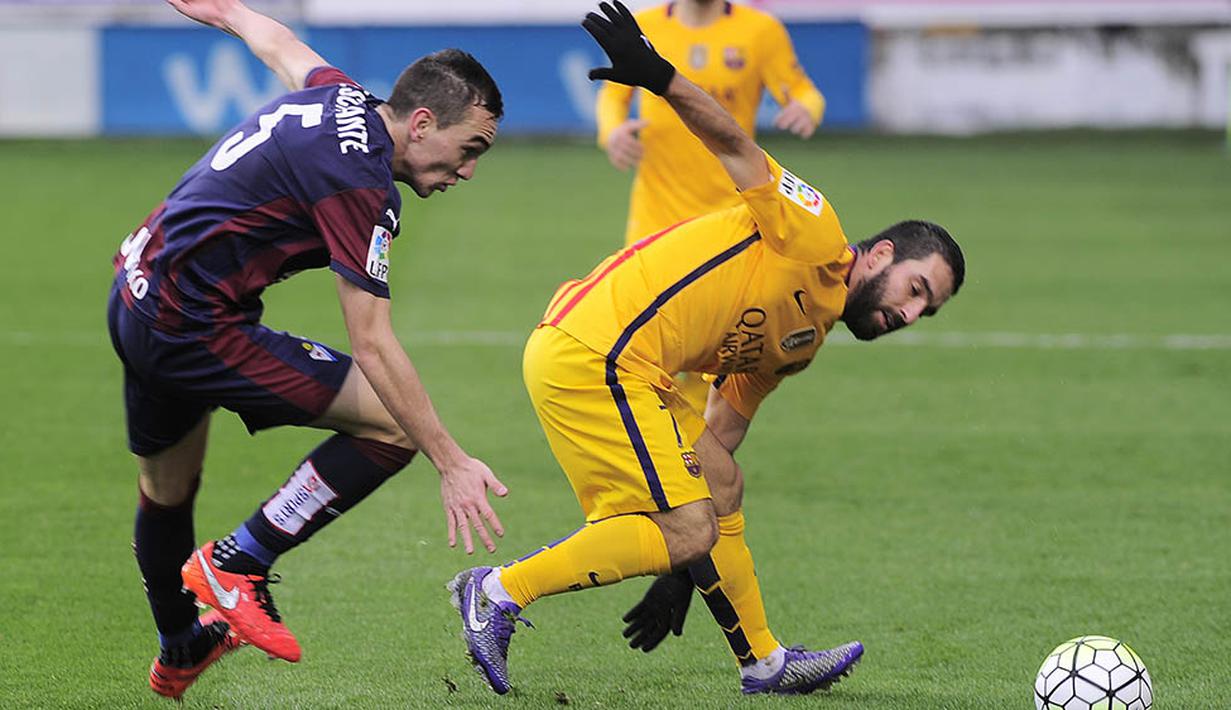 5. Gelandang Eibar, Gonzalo Escalante, berebut bola dengan gelandang Barcelona, Arda Turan, pada laga La Liga Spanyol di Stadion Ipurua, Minggu (6/3/2016). Eibar takluk 0-4 dari Barcelona. (AFP/Ander Gillenea)