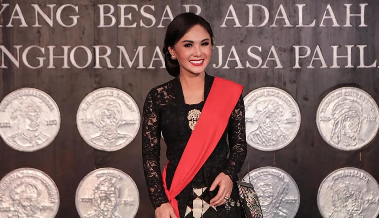 Kebaya bernuansa hitam memang membuat penampilan seseorang jadi tampak anggun dan glamor. Penampilan Yuni Shara semakin memukau dengan lipstik merahnya yang tampak merona. (Liputan6.com/IG/@yunishara36)