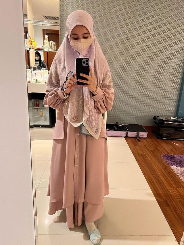 6 Potret Laudya Cynthia Bella Digandeng Ayah Bikin Baper, Liburan Bareng ke Banjarmasin