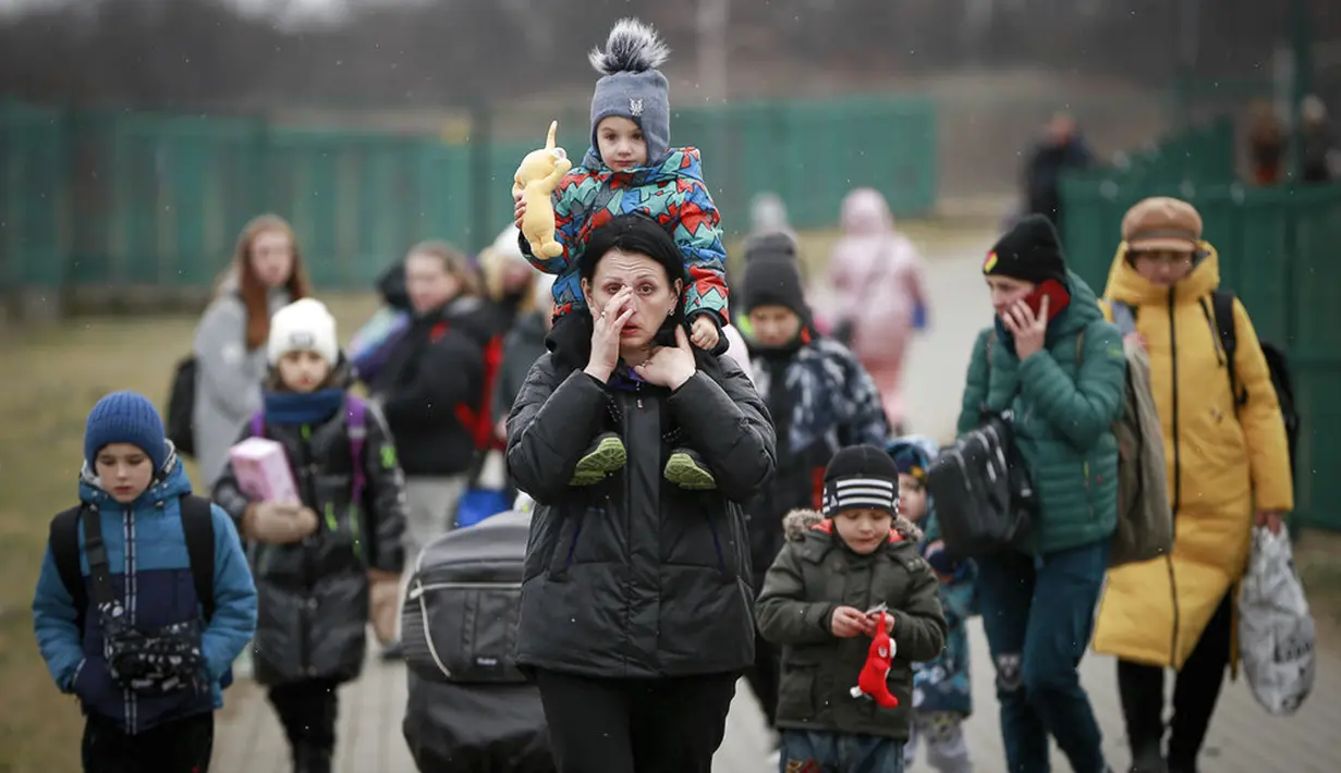 Pengungsi, sebagian besar wanita dan anak-anak, tiba di perbatasan di Medyka, Polandia, Sabtu (5/3/2022). Mereka melarikan diri dari invasi Rusia di Ukraina. (AP Photo/Visar Kryeziu)