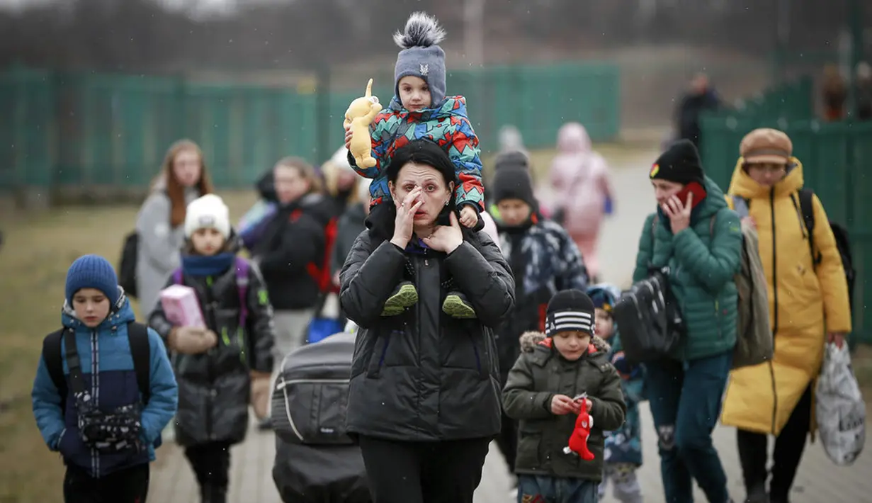 Pengungsi, sebagian besar wanita dan anak-anak, tiba di perbatasan di Medyka, Polandia, Sabtu (5/3/2022). Mereka melarikan diri dari invasi Rusia di Ukraina. (AP Photo/Visar Kryeziu)