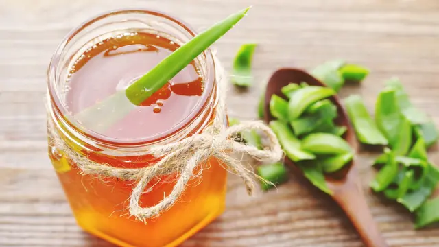 Ilustrasi lidah buaya dan madu