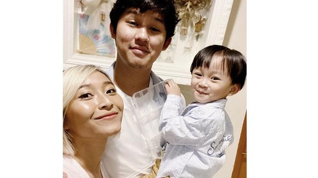 Jarang Tersorot, Ini 7 Potret Rinni Wulandari dan Keluarga Kecilnya