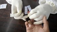 Petugas medis mengambil sampel darah saat screening test virus corona COVID-19 di Pasar Modern BSD, Tangerang Selatan, Banten, Selasa (21/4/2020). Screening test pendeteksi dini tersebut dilakukan di 12 lokasi di Tangerang Selatan untuk menanggulangi COVID-19. (merdeka.com/Dwi Narwoko)