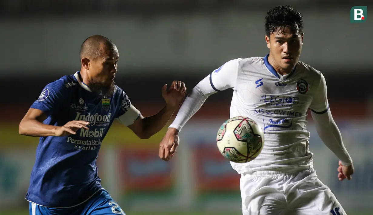 Pada babak kedua M Rafli punya beberepa peluang mencetak gol. Sayang peluang tersebut belum bisa nambah keunggulan Arema lantaran bola membentur tiang. (Bola.com/Bagaskara Lazuardi)