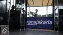 Warga menggunakan Bus Transjakarta di Pool Pemberangkatan Tranjakarta, Ciputat, Tangsel,Senin (6/6) PT Transportasi Jakarta menghadirkan 2 rute baru yakni Ciputat-Bundaran HI dan BSD-Slipi yang mulai beroperasi hari ini. (Liputan6.com/Helmi Afandi) 