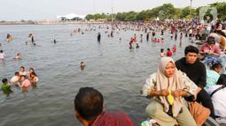 Tercatat hingga pukul 16.00 WIB, sebanyak 118.000 masyarakat berkunjung ke Ancol. (Liputan6.com/Herman Zakharia)