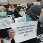 Keluarga Korban Gagal Ginjal Akut pada Anak menghadiri Persidangan dengan menggunakan Kaos Hitam di Pengadilan Negeri Jakarta Pusat, pada Selasa (7/2/2023). (Dok. Merdeka.com)