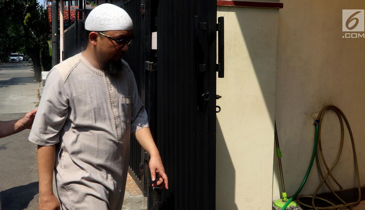 Penyidik KPK Novel Baswedan memasuki rumah usai memberi keterangan pers di sela silaturahmi dengan WP KPK di kediamannya di Kelapa Gading, Jakarta, Minggu (17/6). Silaturahmi digelar dalam rangka Idul Fitri. (Liputan6.com/JohanTallo)