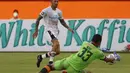 Stefano Lilypali terus menekan barisan pertahanan Persiraja Banda Aceh, namun hingga babak pertama usai skor 2-0 belum berubah. (Bola.com/Ikhwan Yanuar)