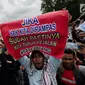 Nelayan membentangkan spanduk dalam unjuk rasa di depan Istana Negara, Jakarta Pusat, Rabu (17/1). Ada sekitar 30 ribu nelayan yang dilaporkan mengikuti aksi tersebut. (Liputan6.com/Faizal Fanani)