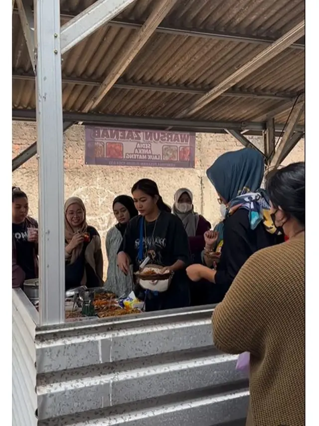 6 Potret Istri Young Lex Jual Makanan ala Warung Sunda, Ramai Diserbu Pembeli