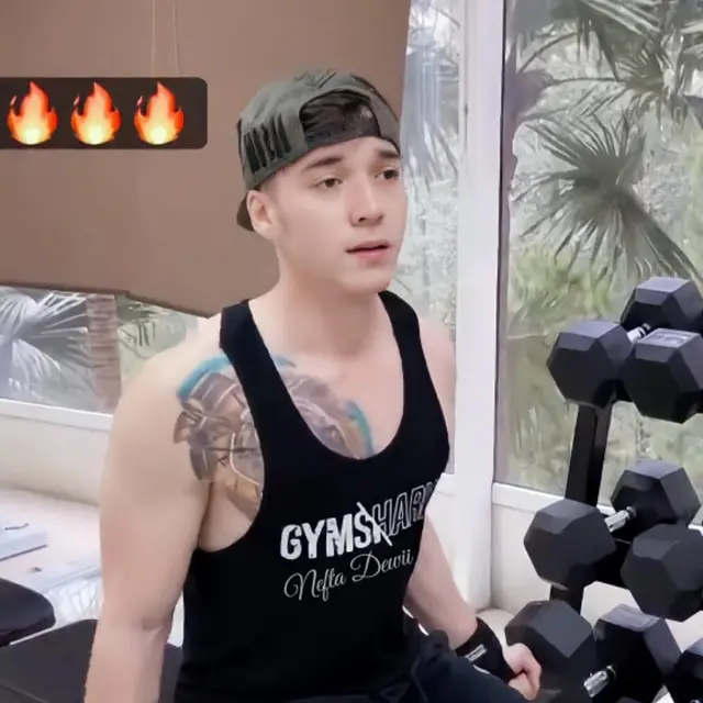 6 Potret Stefan William dengan Tato Baru di Dada, Tanggal Pernikahan Tak Terlihat