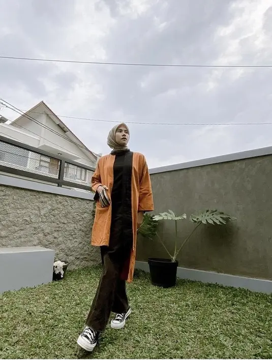 Menggunakan outher rupanya menjadi ciri khas Ajeng, kali ini ia mengenakan outer asimetris warna terracotta (Dok. Instagram @ajeng.dinanti)