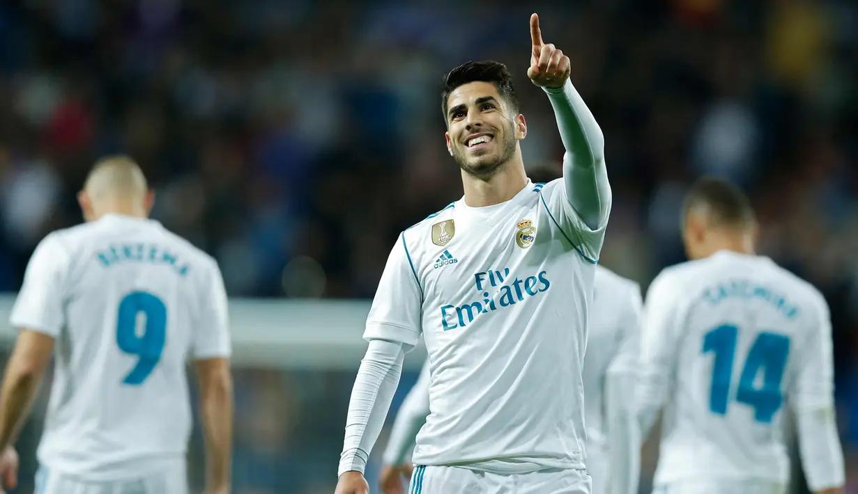 Gelandang Real Madrid, Marco Asensio melakukan selebrasi usai mencetak gol ke gawang Las Palmas pada lanjutan La Liga Spanyol di Stadion Santiago Bernabeu, Madrid (5/11). Madrid menang telak 3-0 atas Las Palmas. (AP Photo/Francisco Seco)